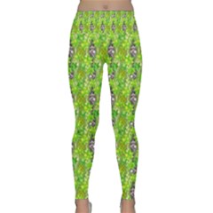 Maple Leaf Plant Seamless Pattern Lightweight Velour Classic Yoga Leggings by Pakrebo