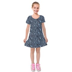 Blue Giraffe Pattern Kids  Short Sleeve Velvet Dress by DinkovaArt